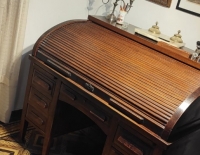 ESCRITORIO EN ROBLE, CON CORTINA CAMELLO SIMPLE Y RUEDAS