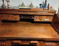 ESCRITORIO EN ROBLE, CON CORTINA CAMELLO SIMPLE Y RUEDAS