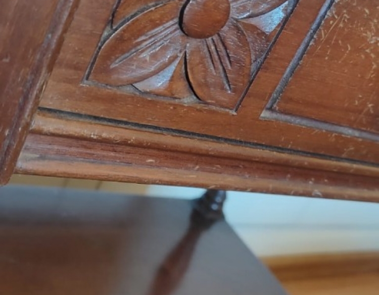 COMODA INGLESA GRABADA EN FLORES TALLADAS. CON MESAS DE LUZ EN JUEGO.