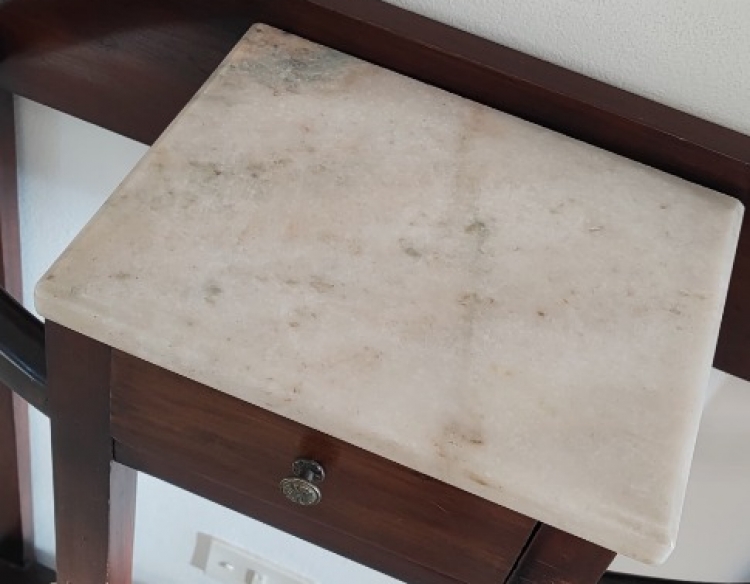 PERCHERO RECIBIDOR DE PIE ESTILO INGLES. DE MADERA DE CEDRO CON ESTANTE DE MARMOL Y CAJÓN