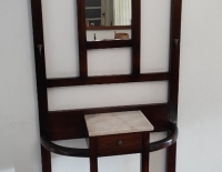 PERCHERO RECIBIDOR DE PIE ESTILO INGLES. DE MADERA DE CEDRO CON ESTANTE DE MARMOL Y CAJÓN
