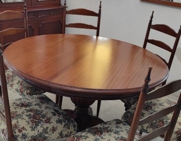 JUEGO DE MESA REDONDA EXTENSIBLE, ESTILO INGLÉS Y 6 SILLAS DE MADERA TAPIZADAS