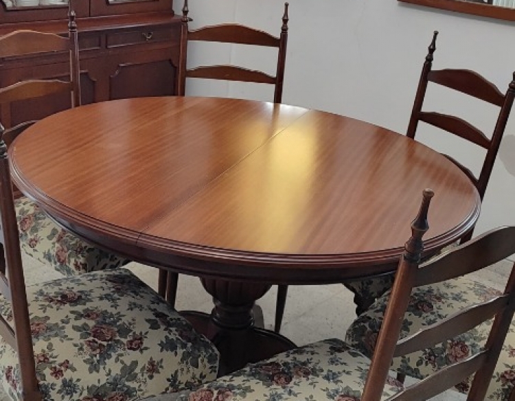 JUEGO DE MESA REDONDA EXTENSIBLE, ESTILO INGLÉS Y 6 SILLAS DE MADERA TAPIZADAS