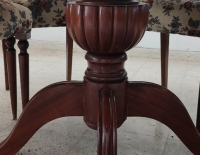 JUEGO DE MESA REDONDA EXTENSIBLE, ESTILO INGLÉS Y 6 SILLAS DE MADERA TAPIZADAS