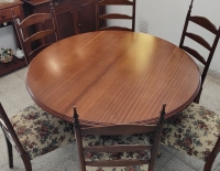 JUEGO DE MESA REDONDA EXTENSIBLE, ESTILO INGLÉS Y 6 SILLAS DE MADERA TAPIZADAS