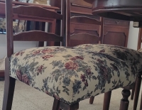 JUEGO DE MESA REDONDA EXTENSIBLE, ESTILO INGLÉS Y 6 SILLAS DE MADERA TAPIZADAS