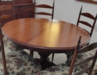 JUEGO DE MESA REDONDA EXTENSIBLE, ESTILO INGLÉS Y 6 SILLAS DE MADERA TAPIZADAS