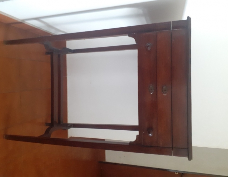 Cubiertos de plata y mueble cubertero