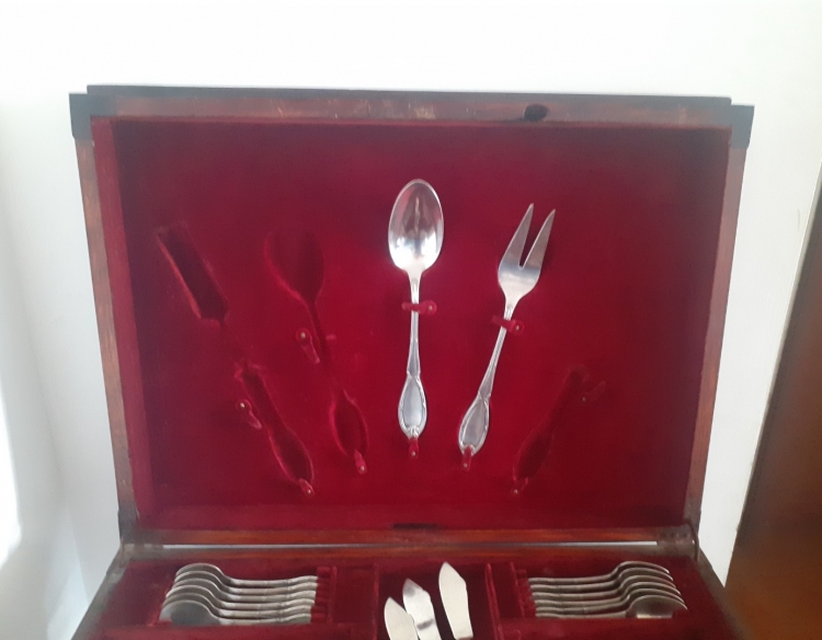 Cubiertos de plata y mueble cubertero