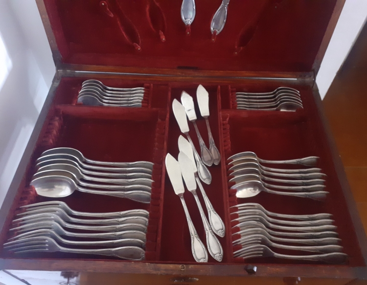 Cubiertos de plata y mueble cubertero