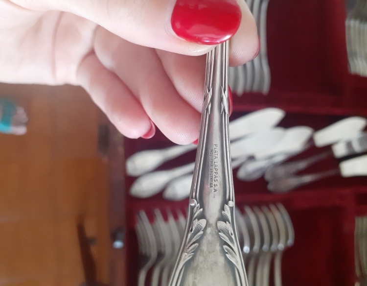 Cubiertos de plata y mueble cubertero