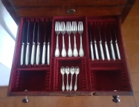 Cubiertos de plata y mueble cubertero