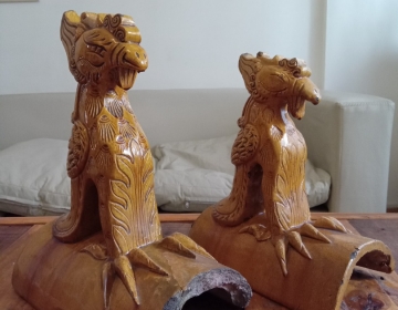 Antiguo duo de tejas chinas con figuras de ave fenix en tonos amarillo.