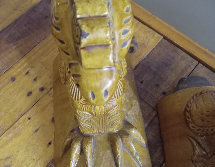 Antiguo duo de tejas chinas con figuras de ave fenix en tonos amarillo.