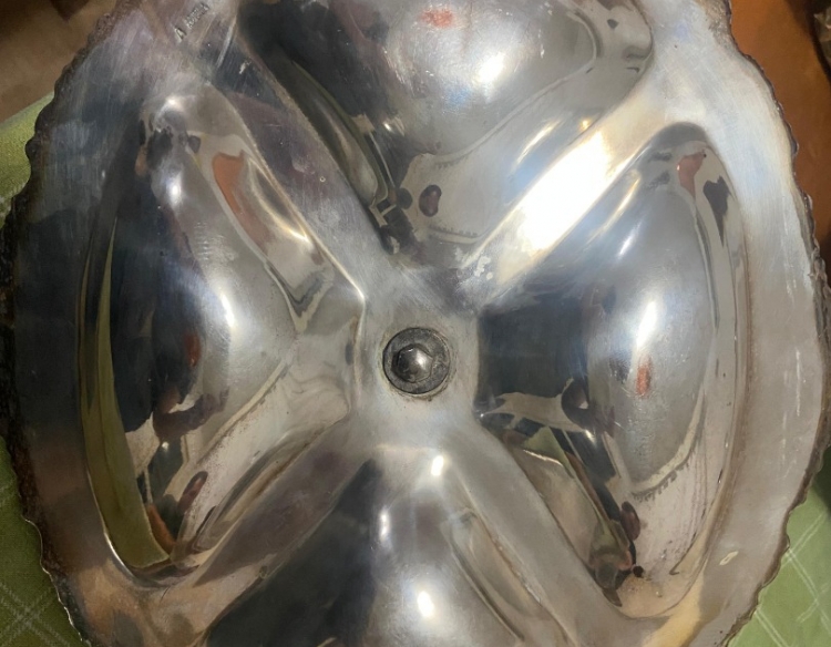 Bandeja antigua de metal bañada en plata sello original ARTIS industria argentina mediados del siglo XX Es bastante pesada más de 3 kg