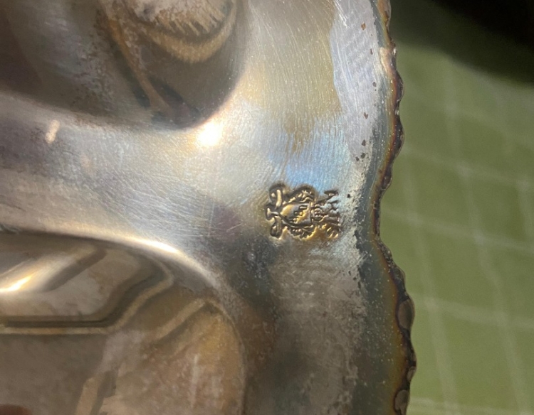 Bandeja antigua de metal bañada en plata sello original ARTIS industria argentina mediados del siglo XX Es bastante pesada más de 3 kg