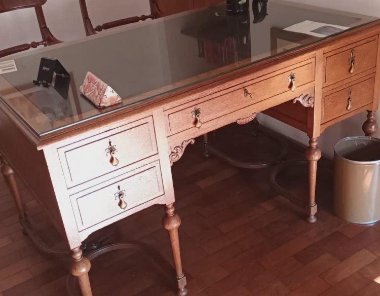 Elegante escritorio antiguo de madera maciza – excelente estado