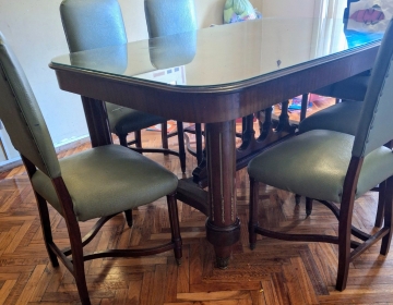 Juego de mesa y sillas antiguas de estilo 
