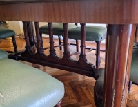 Juego de mesa y sillas antiguas de estilo 
