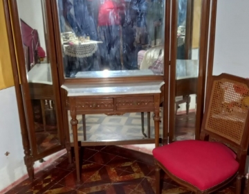 Juego dormitorio, mesas de luz y sillas