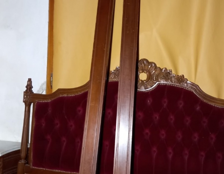 Juego dormitorio, mesas de luz y sillas