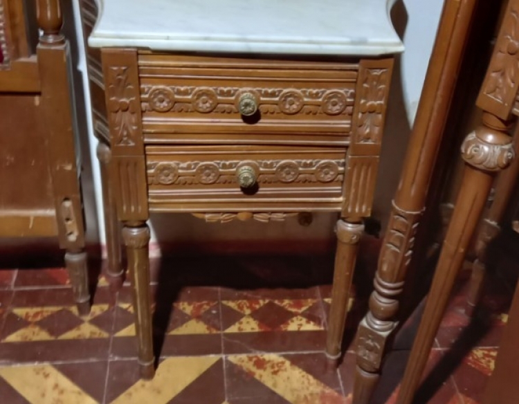 Juego dormitorio, mesas de luz y sillas