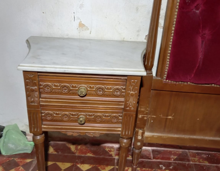 Juego dormitorio, mesas de luz y sillas