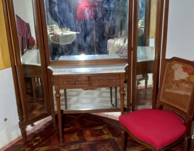 Juego dormitorio, mesas de luz y sillas