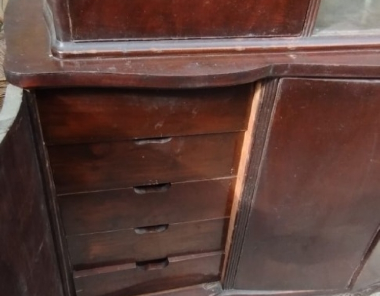Mueble aparador con cristalero