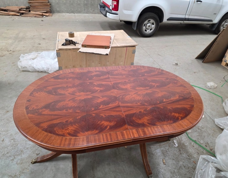 Mesa de comedor estilo Inglés Sheraton en pluma de caoba