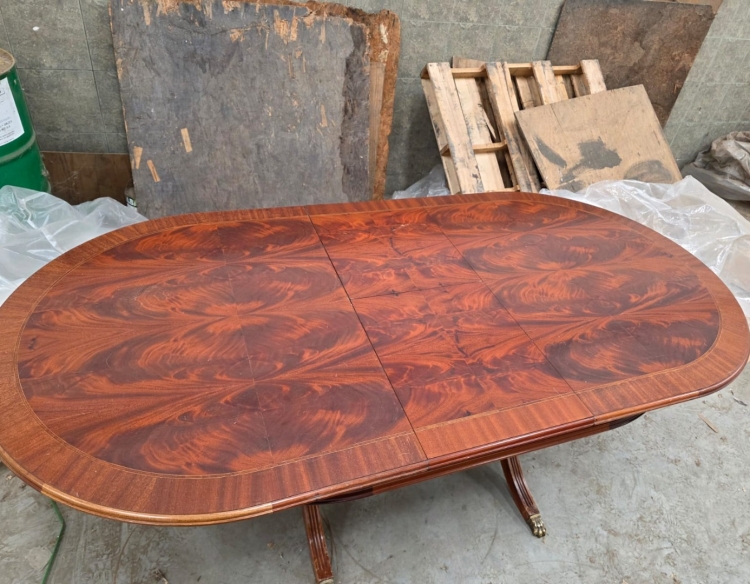 Mesa de comedor estilo Inglés Sheraton en pluma de caoba