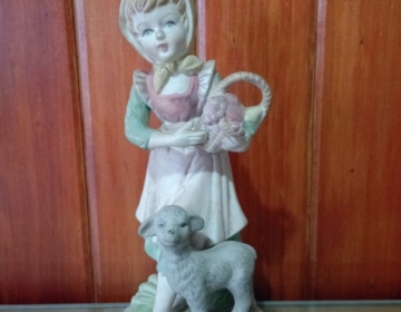 Figura de pastora de porcelana - (Una pieza)