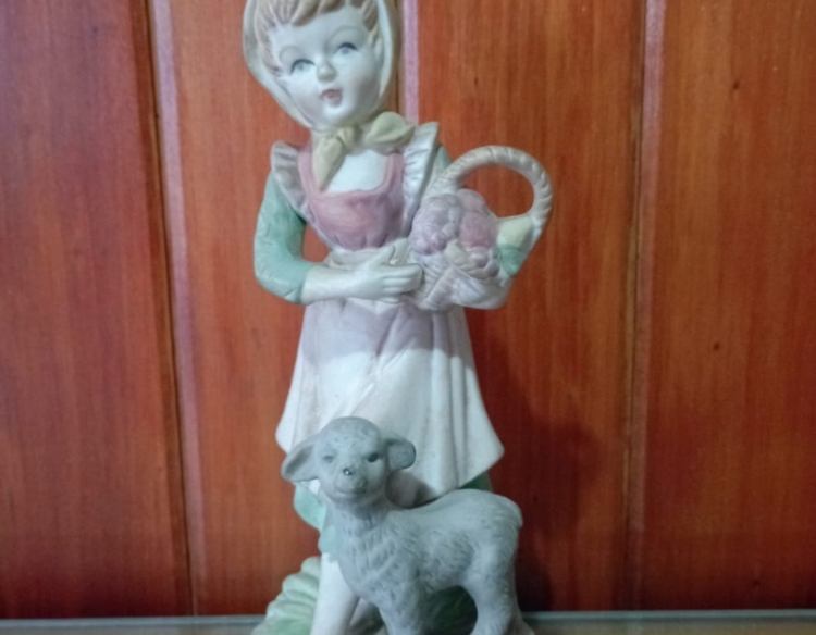 Figura de pastora de porcelana - (Una pieza)